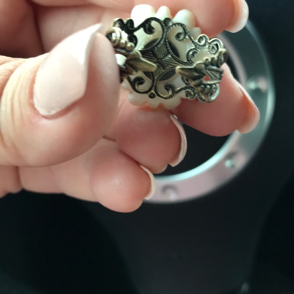 Gorgeous flower ring - Picture 3 of 4